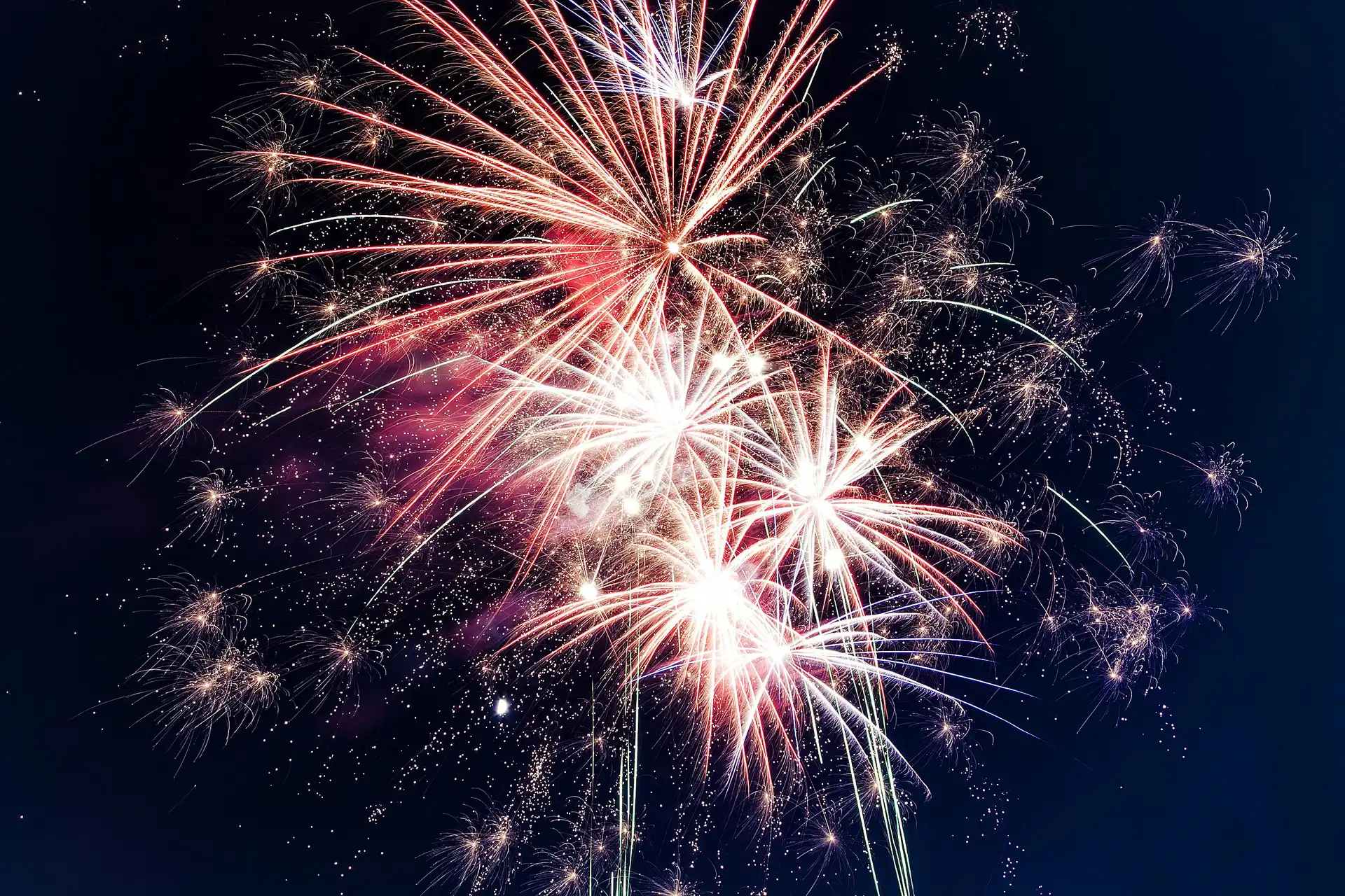 Foto von rovenimages.com: https://www.pexels.com/de-de/foto/low-angle-foto-von-feuerwerk-949592/