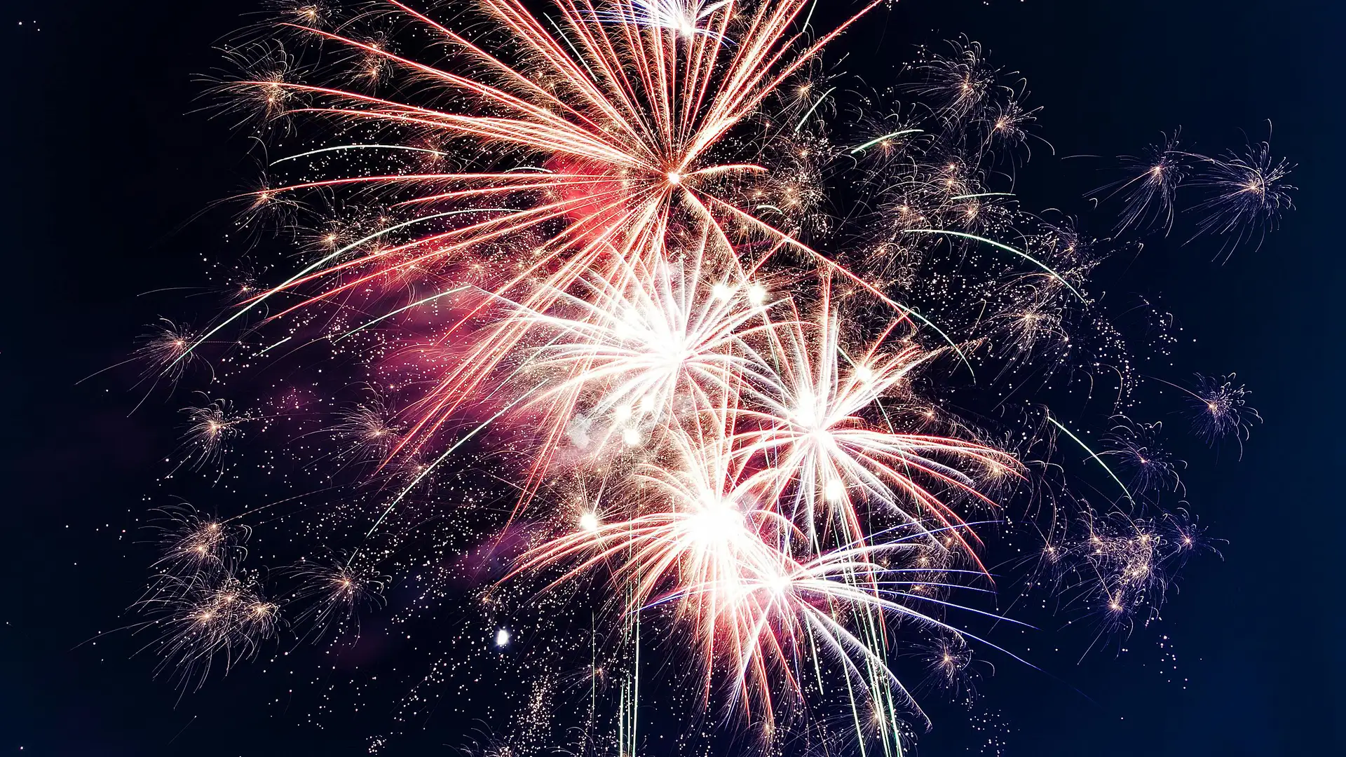 Foto von rovenimages.com: https://www.pexels.com/de-de/foto/low-angle-foto-von-feuerwerk-949592/
