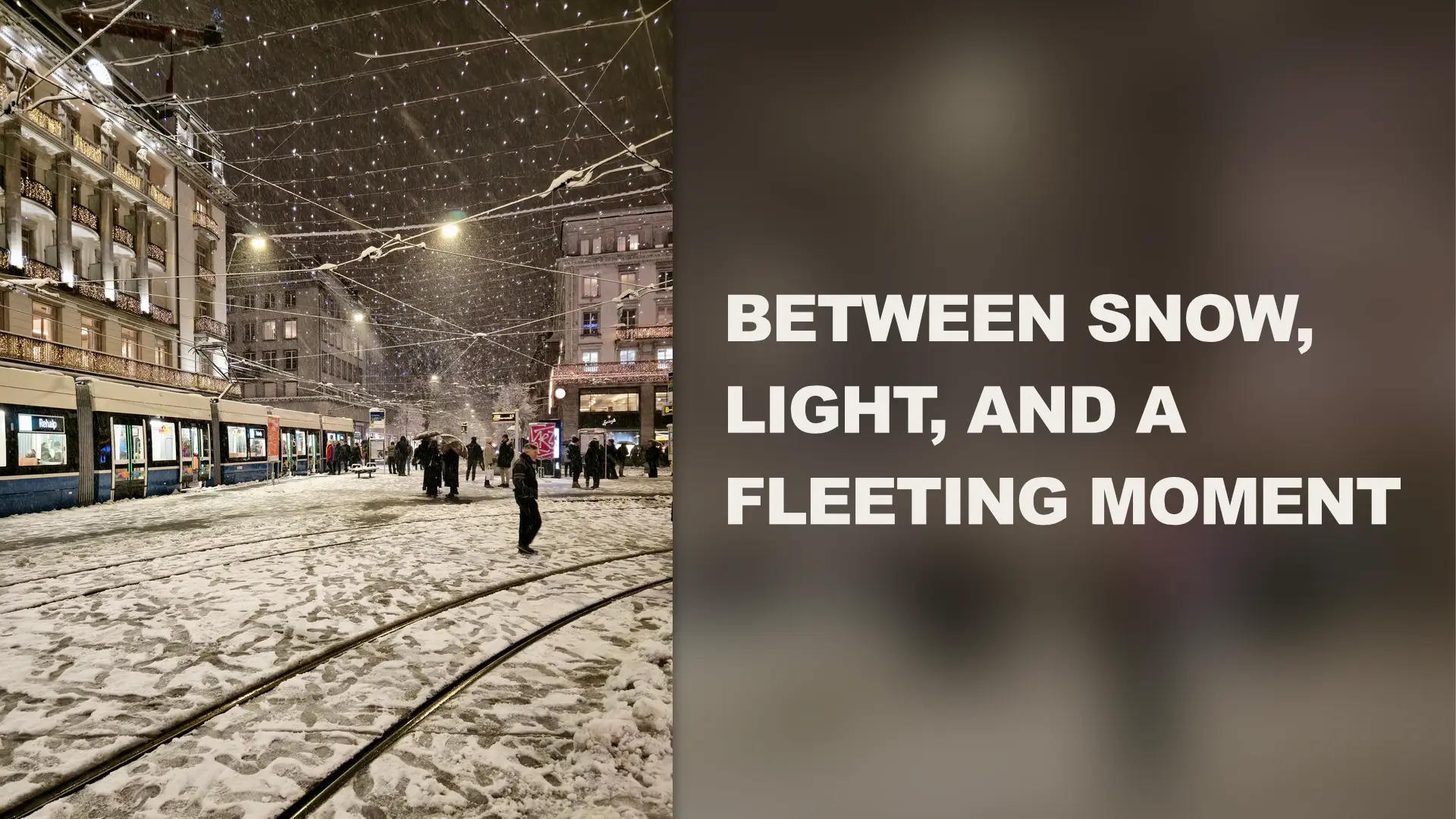Cover image for the article “Between snow, light, and a fleeting moment.” The left half of the image shows a winter scene in the city center. On the snow-covered Paradeplatz in Zurich, a tram stands on the left, while people in winter clothing can be seen on the right and in the center. The sky is dark, suggesting that it is evening. Illuminated windows in the houses, the tram, and Christmas lights above the street lend the scene a cozy atmosphere. On the right side of the image, the title of the article, “Between snow, light, and a fleeting moment,” is written in capital letters and sans serif font. Photo © iStock.com/Rafael_Wiedenmeier