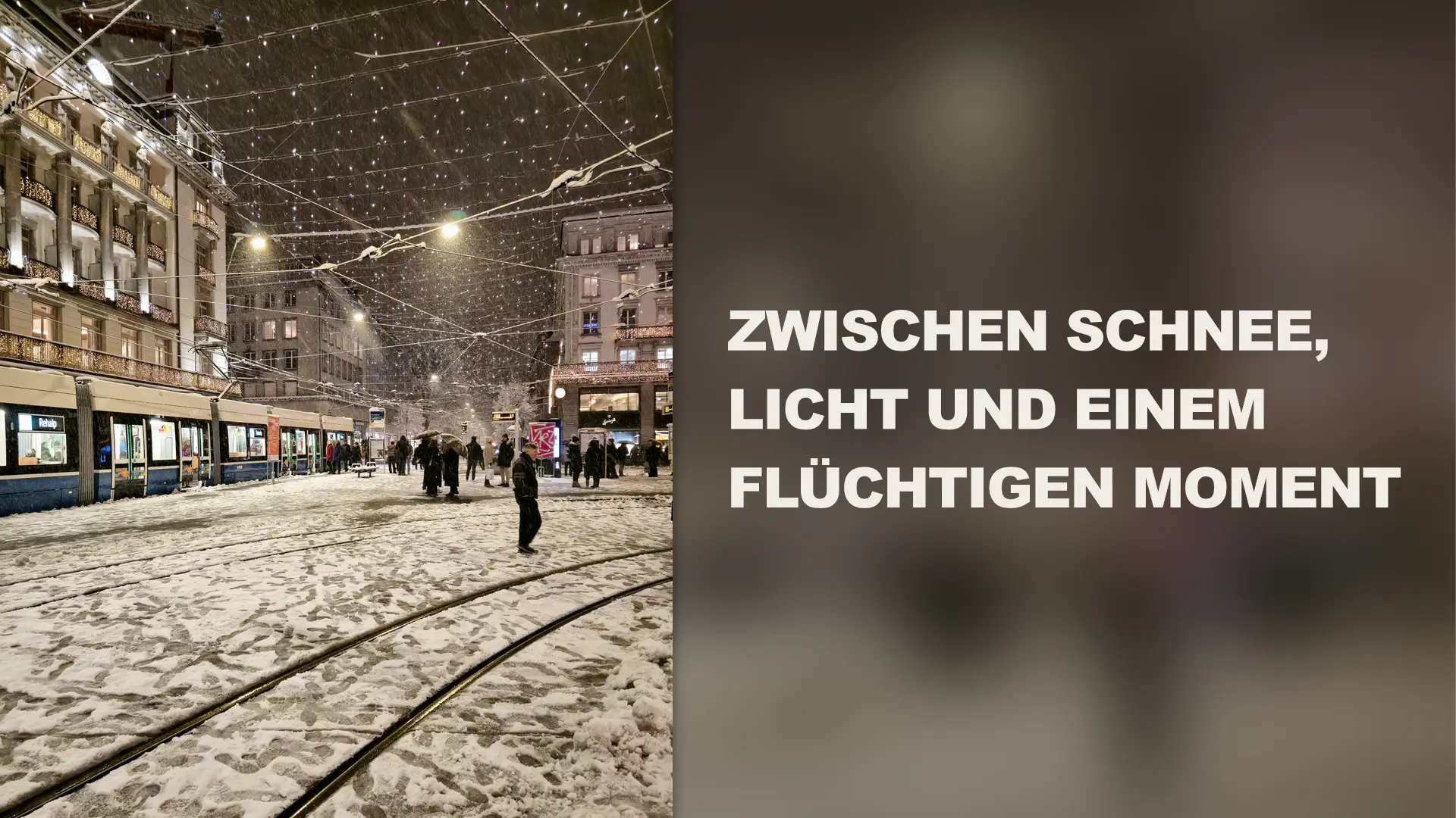 Titelbild zum Artikel „Zwischen Schnee, Licht und einem flüchtigen Moment“. Zu sehen ist in der linken Bildhälfte die Aufnahme einer winterliche Innenstadtszene. Auf dem mit Schnee bedeckten Zürcher Paradeplatz steht auf der linken Seite eine Straßenbahn, während auf der rechten Seite und der Mitte Menschen in Winterkleidung zu sehen sind. Der Himmel ist dunkel, es scheint Abend zu sein. Erleuchtete Fenster in den Häusern, der Tram und Weihnachtsbeleuchtung über der Straße verleihen der Szene eine wohlige Atmosphäre. In der rechten Bildhälfte steht der Titel des Artikels, „Zwischen Schnee, Licht und einem flüchtigen Moment“ in Großbuchstaben und in serifenloser Schrift. Photo © iStock.com/Rafael_Wiedenmeier